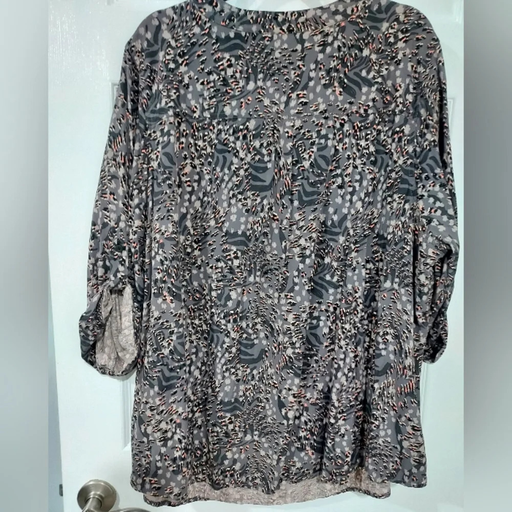 Torrid Animal Grey Harper Rayon Twill Pullover 3/4 Sleeve Blouse in Size 4 / 26 - Picture 11 of 13